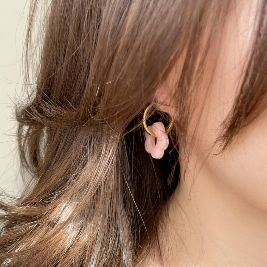 Boucles d'oreilles créoles Hana en résine rose poudré portées - Palmyra Jewels